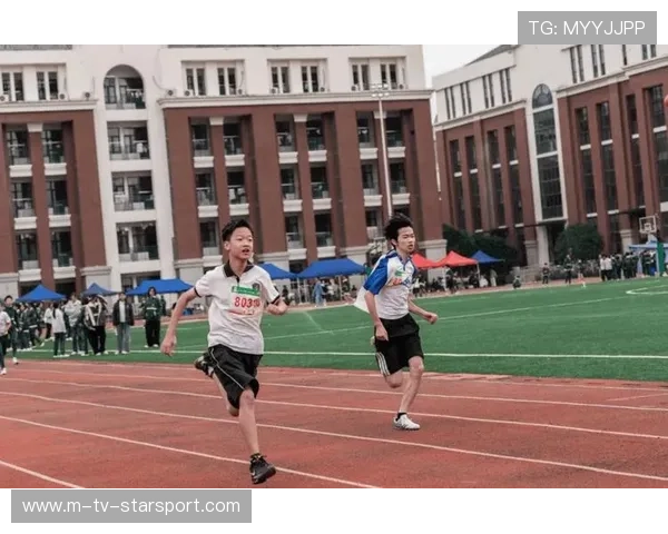 球队在训练中用定向跑道提升冲刺起速，爆发力训练见效